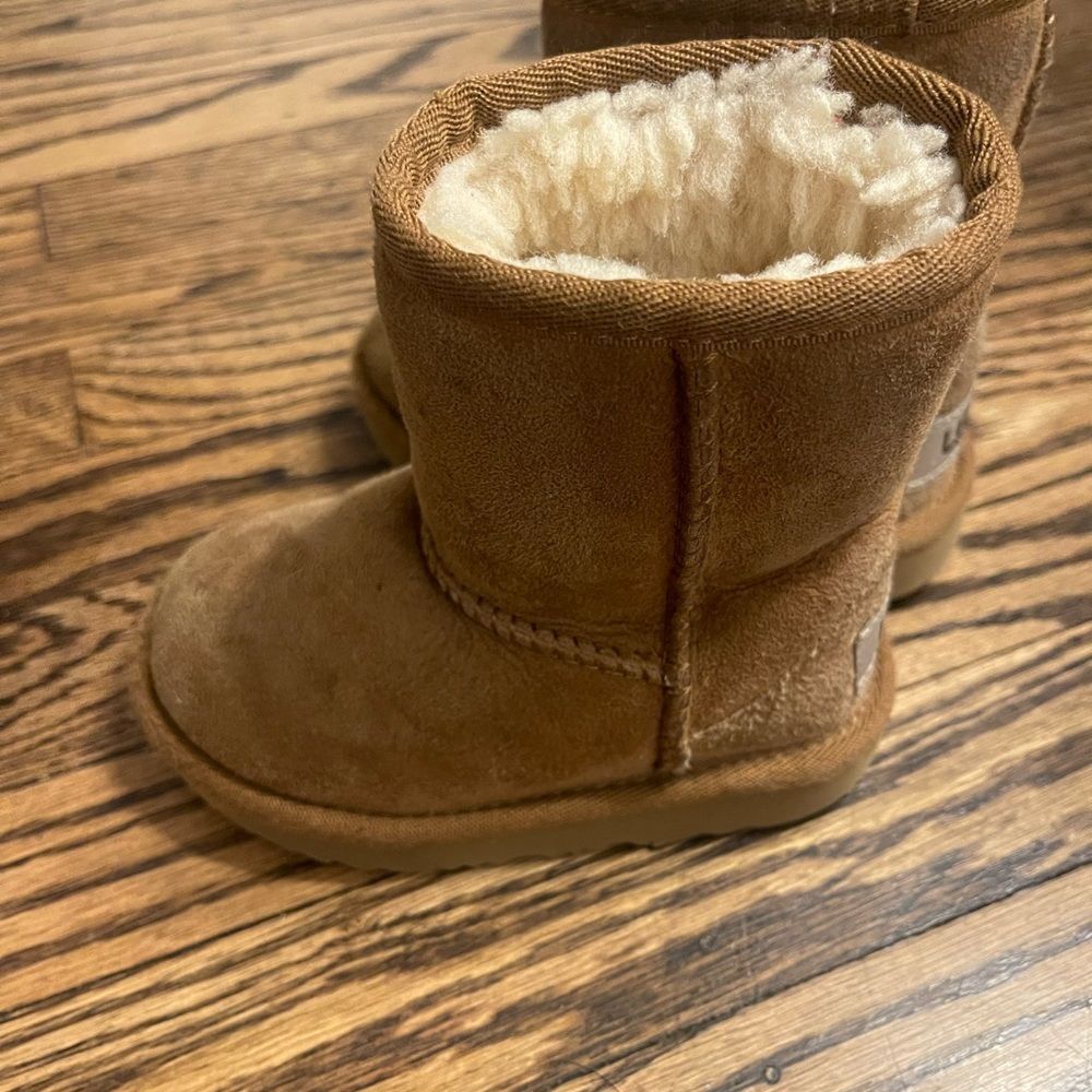 UGG Kids Boots in Chestnut Brown - Picture 3 of 7